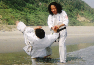 2005.7.29.leon_karate3.jpg (55934 oCg)